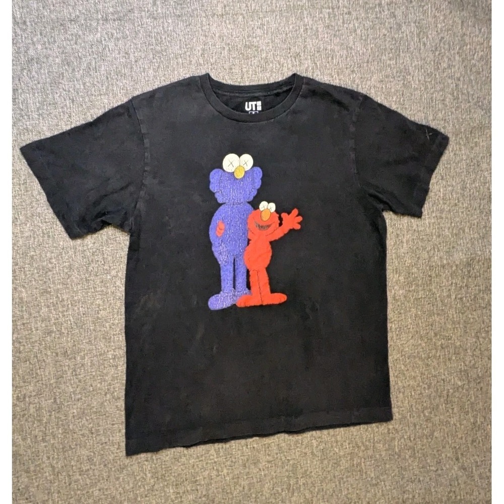 Uniqlo KAWS Sesame Street Shirt Men Medium Black Elmo Cookie Monster Graphic Tee